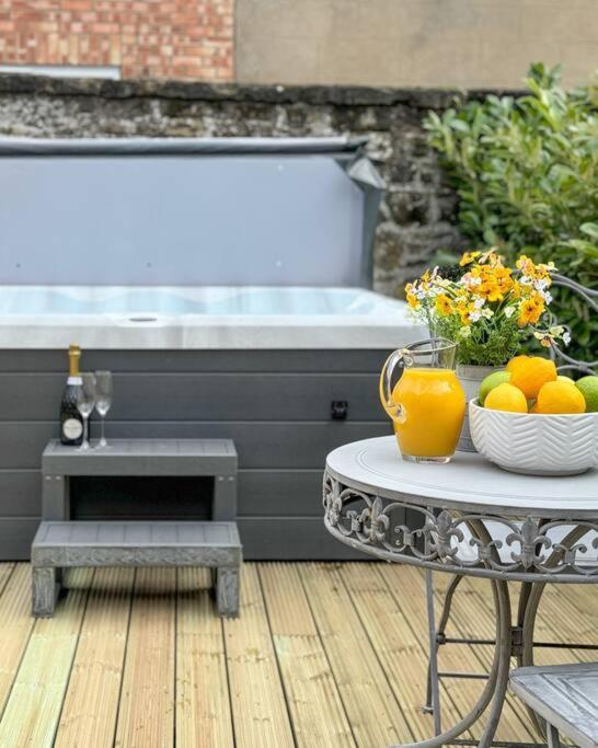 Holiday home Exceptional 7 In With Hot Tub *