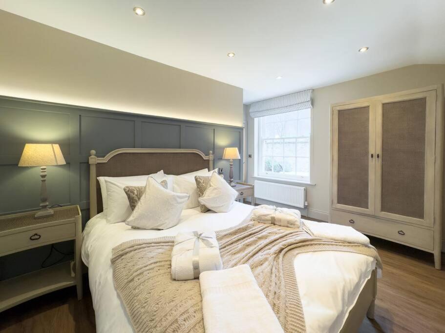 Holiday home Exceptional 7 In With Hot Tub Pickering