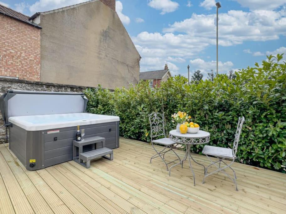 Exceptional 7 In With Hot Tub Holiday home Pickering